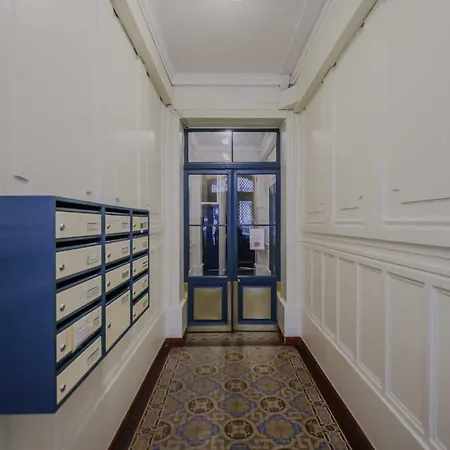 Апартаменты Ideally Located In The Heart Of